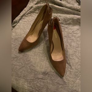 WOMEN’s Nine West suede heels - color light brown - SZ - 10